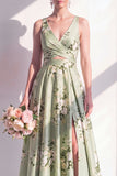 Vestido largo de dama de honor largo de satén verde salvia con escote en V y abertura