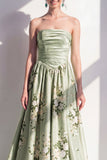 Vestido largo largo de dama de honor sin tirantes de satén verde salvia A-Line floral