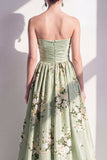 Vestido largo largo de dama de honor sin tirantes de satén verde salvia A-Line floral