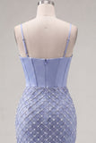 Vestido de bienvenida a casa, corsé azul satinado, con cuentas fruncidas, y abertura