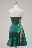 Vestido de bienvenida de satén ceñido verde oscuro con lentejuelas fruncidas y fajilla