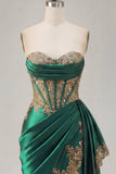 Vestido de bienvenida de satén verde oscuro con lentejuelas franzadas, corsé transparente y faja