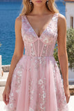 Corsé rosa escote en V con vestido floral de bienvenida a casa