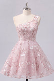Corsé rosa de un hombro con un vestido floral de bienvenida