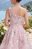 Corsé rosa de un hombro con un vestido floral de bienvenida