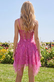 Una línea de vestido corto corsé con cuentas brillantes fucsia y florales de bienvenida