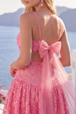 Vestido de bienvenida floral rosa brillante con tirantes finos y lazo