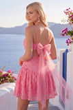 Vestido de bienvenida floral rosa brillante con tirantes finos y lazo