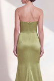 Vestido formal sin tirantes verde sirena con franzas