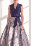 Vestido largo azul de madre de la novia con escote en V y escote en V