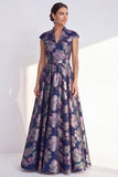 Vestido largo de madre de la novia azul marino con escote en V y flor en V y mangas cortas
