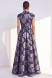 Vestido largo de madre de la novia azul marino con escote en V y flor en V y mangas cortas