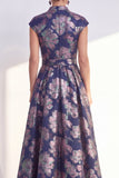 Vestido largo de madre de la novia azul marino con escote en V y flor en V y mangas cortas