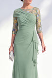 Vestido largo de madre de la novia con escote bateau de sirena verde con escote de gasa