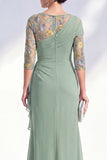 Vestido largo de madre de la novia con escote bateau de sirena verde con escote de gasa