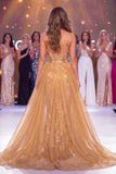 Vestido largo de certamen con cuello halter dorado y brillante con faja de sirena
