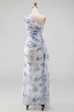 Vestido largo de sirena de un hombro con flor azul y volantes