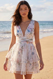 Un vestido mini de flores estampado en marfil con escote en V y niveles de línea