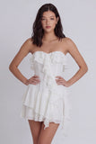 Vestido blanco A Little Line, con volantes sin tirantes