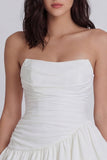 Vestido blanco pequeño y con volantes de línea A sin tirantes