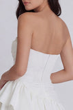 Vestido blanco pequeño y con volantes de línea A sin tirantes