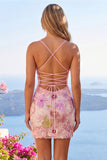 Vestido de bienvenida a casa con tirantes finos rosa brillantes y lentejuelas florales