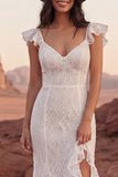 Vestido de novia bohemio con volantes y sirena de encaje marfil y abertura