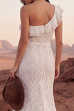 Vestido de novia bohemio de sirena con volantes de encaje marfil de un solo hombro