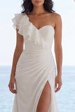 Vestido de novia de playa con rodillos de marfil marfil con cola de sirena arrugada y abertura
