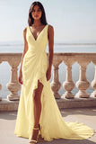 Vestido de novia de sirena con escote en V y volantes en marfil