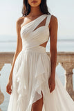 Vestido de novia de gasa con volantes recortados en marfil de un hombro