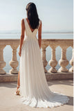 Vestido de novia de cola en blanco con escote en V y gasa arrugada
