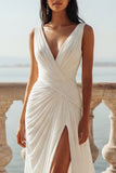 Vestido de novia de cola en blanco con escote en V y gasa arrugada