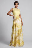 Vestido amarillo A con escote de bateau con estampado floral largo de madre de novia