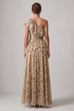 Una línea champán, largo vestido floral con volantes de madre de novia y abertura