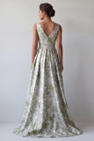Una línea verde claro floral de un vestido largo de madre de la novia con bolsillos