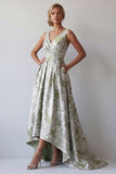 Una línea verde claro floral de un vestido largo de madre de la novia con bolsillos