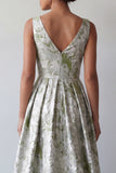 Una línea verde claro floral de un vestido largo de madre de la novia con bolsillos