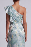 Vestido largo de madre de la novia con volantes verde claro y flor de la novia con abertura