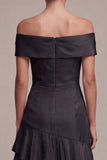 Vestido largo de corbata negra con volantes de línea al hombro