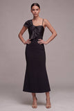 Vestido midi de tirantes finos con corbata negra y lazo