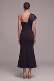Vestido midi de tirantes finos con corbata negra y lazo