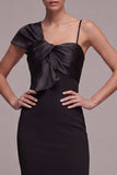 Vestido midi de tirantes finos con corbata negra y lazo