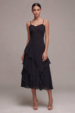Vestido midi de corbata negra con tirantes finos A y volantes
