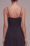 Vestido midi de corbata negra con tirantes finos A y volantes
