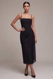 Vestido midi de corbata negra con tirantes finos y funda