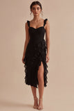 Vestido formal negro con tirantes gruesos y volantes con abertura