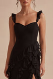 Vestido formal negro con tirantes gruesos y volantes con abertura