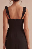 Vestido formal negro con tirantes gruesos y volantes con abertura