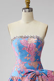 Vestido de bienvenida corto, sin tirantes azul Jacquard y sin volantes, con lazo.